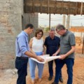 Evandro e Wagner visitam obra de unidade de saúde (Foto: Assessoria)