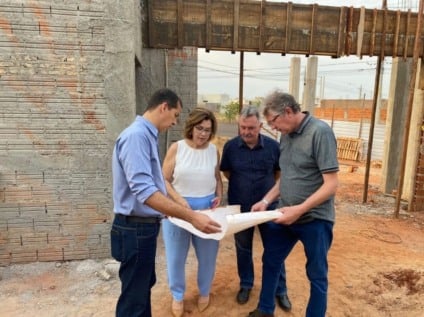 Evandro e Wagner visitam obra de unidade de saúde (Foto: Assessoria)