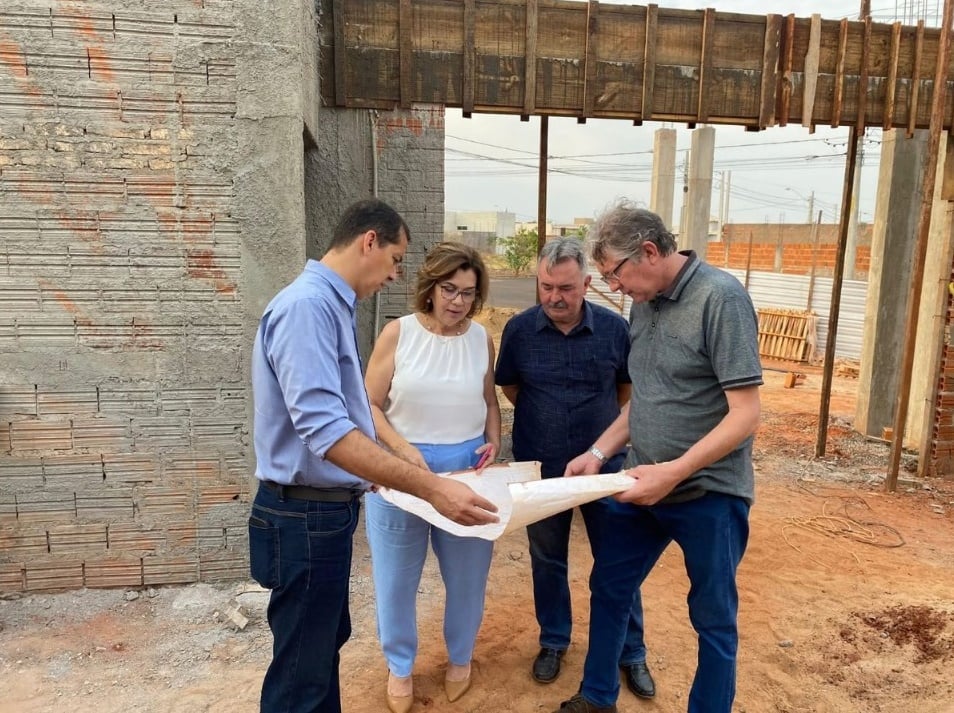 Evandro e Wagner visitam obra de unidade de saúde (Foto: Assessoria)