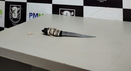 Homem ameaçou as vítimas com faca e depois deixou o local dizendo que iria incendiar a casa / Foto: PMMS/Reprodução Homem ameaçou as vítimas com faca e depois deixou o local dizendo que iria incendiar a casa / Foto: PMMS/Reprodução