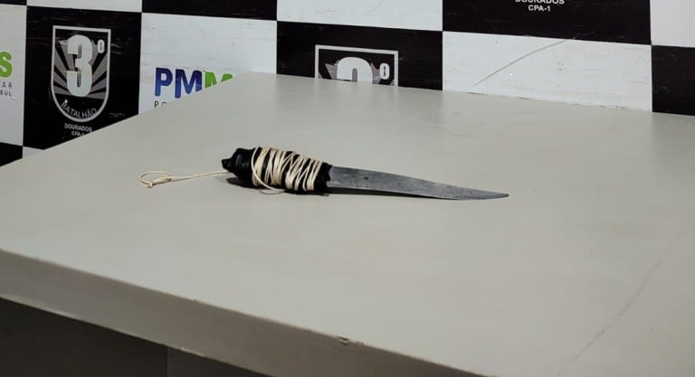 Homem ameaçou as vítimas com faca e depois deixou o local dizendo que iria incendiar a casa / Foto: PMMS/Reprodução Homem ameaçou as vítimas com faca e depois deixou o local dizendo que iria incendiar a casa / Foto: PMMS/Reprodução