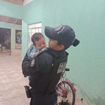 Criança foi socorrida após o irmão correr até uma viatura pedindo ajuda - Foto: Divulgação/PMMS Criança foi socorrida após o irmão correr até uma viatura pedindo ajuda - Foto: Divulgação/PMMS