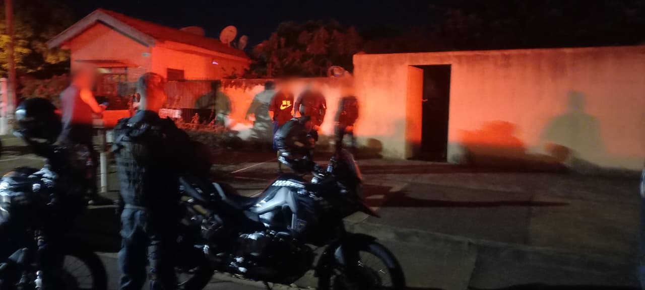 Três Lagoenses reclamam de viciados em crack e álcool realizando atos obscenos em vias públicas da cidade: Alfredo Neto/RCN67 Três Lagoenses reclamam de viciados em crack e álcool realizando atos obscenos em vias públicas da cidade: Alfredo Neto/RCN67