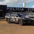 Fachada de creche municipal com viatura da Polícia Civil estacionada