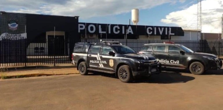 Fachada de creche municipal com viatura da Polícia Civil estacionada Fachada de creche municipal com viatura da Polícia Civil estacionada