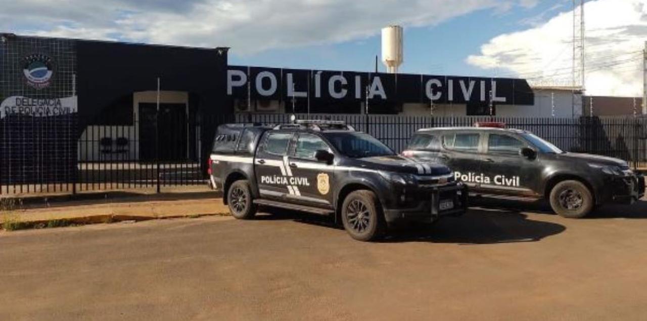 Fachada de creche municipal com viatura da Polícia Civil estacionada
