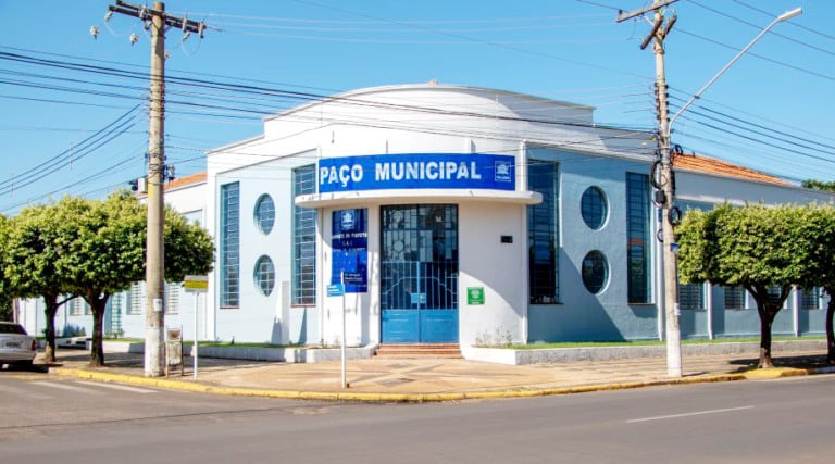 Cassiano Maia anuncia jornada de 6 horas para servidores e atendimento de 12 horas Cassiano Maia anuncia jornada de 6 horas para servidores e atendimento de 12 horas