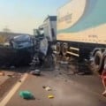 O impacto violento deixou a parte dianteira da Hilux completamente destruída, especialmente no lado do motorista - Foto/Redes Sociais