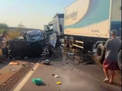 O impacto violento deixou a parte dianteira da Hilux completamente destruída, especialmente no lado do motorista - Foto/Redes Sociais
