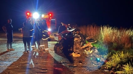 Devido ao violento impacto, o carro ficou completamente destruído. Igor era morador em Aparecida do Taboado. (Foto: Jornal da Nova)