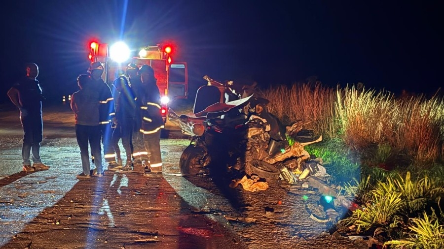 Devido ao violento impacto, o carro ficou completamente destruído. Igor era morador em Aparecida do Taboado. (Foto: Jornal da Nova)