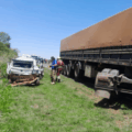 Por conta do impacto, a pista precisou ser totalmente interditada, e o congestionamento chegou a oito quilômetros no sentido norte. (Foto:Veículo Gol parou fora da pista após o impacto; Foto: Ligado Na Notícia)
