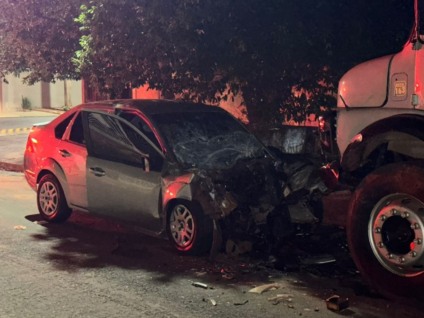O motorista invadiu a pista contrária e atingiu violentamente a dianteira de um caminhão que estava regularmente estacionado. Com o forte impacto, o condutor morreu no local antes da chegada do socorro.  (Foto: Jornal da Nova)