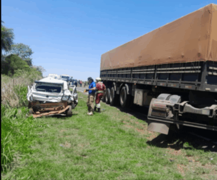 Por conta do impacto, a pista precisou ser totalmente interditada, e o congestionamento chegou a oito quilômetros no sentido norte. (Foto:Veículo Gol parou fora da pista após o impacto; Foto: Ligado Na Notícia)
