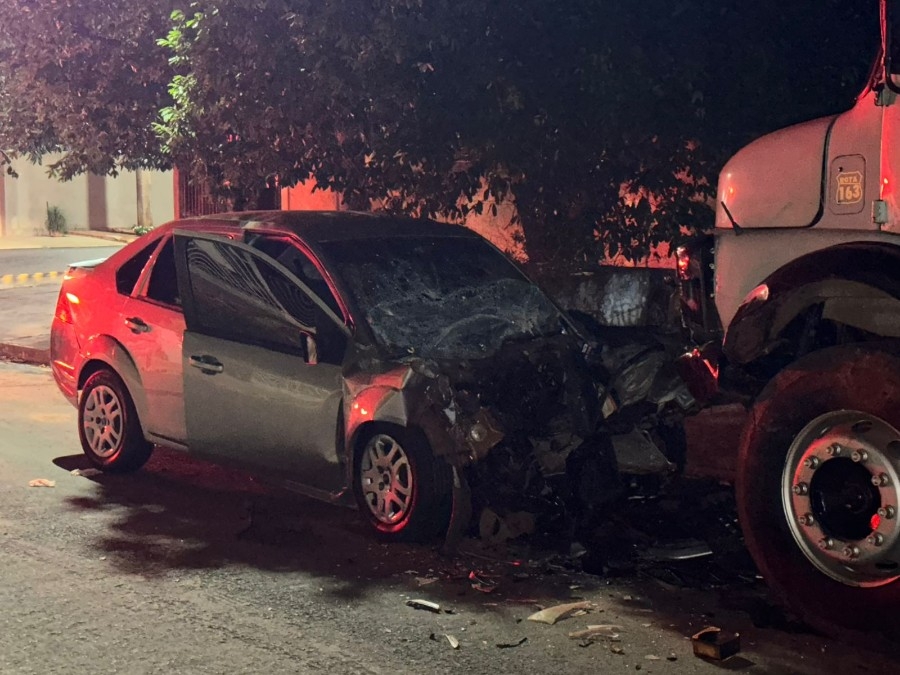 O motorista invadiu a pista contrária e atingiu violentamente a dianteira de um caminhão que estava regularmente estacionado. Com o forte impacto, o condutor morreu no local antes da chegada do socorro.  (Foto: Jornal da Nova)