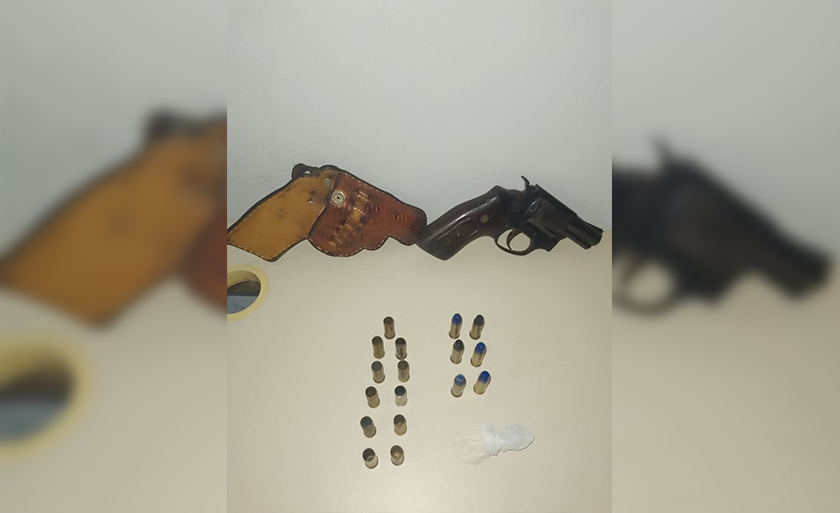 No local foram apreendidos uma arma de fogo, munições e drogas. Foto: Divulgação/PM. No local foram apreendidos uma arma de fogo, munições e drogas. Foto: Divulgação/PM.