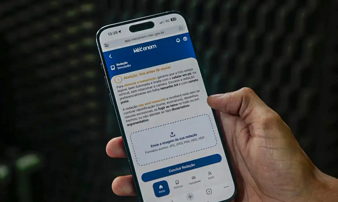 O aplicativo tem um cronômetro nas seções de questionário e redação, simulando a experiência do exame. Foto: Reprodução/Agência Brasil.