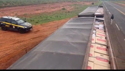 Caminhão apreendido pela PRF em Paranaíba (MS) transportava 350 mil maços de cigarros contrabandeados escondidos sob lona. — Foto: PRF/Divulgação