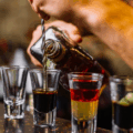 Polícia apura indícios adulteração de bebidas (Foto: Reprodução/ Freepik)