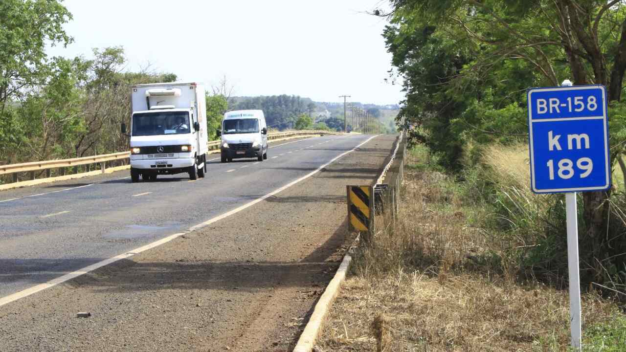 Trecho rural de rodovia com demarcação de faixa de domínio para obra