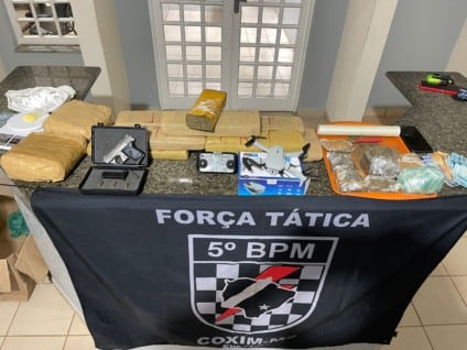 Também foram encontrados dinheiro em espécie e uma pistola - Reprodução/PMMS