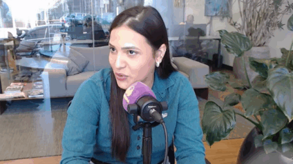 Cassiana de Germano, no estúdio da rádio Massa Dourados (Foto: Captura de Tela)