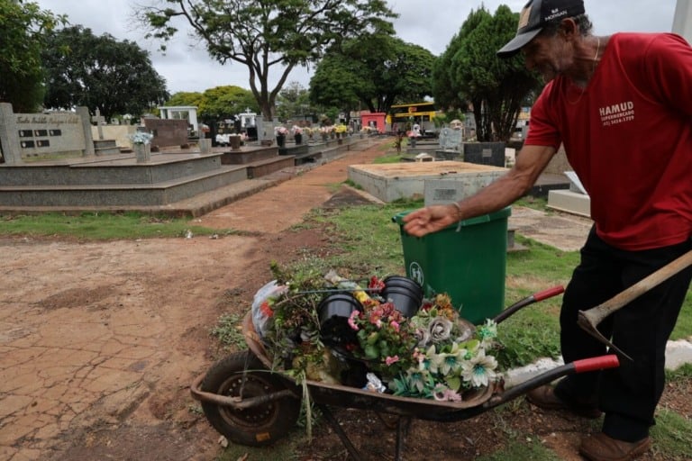 No domingo (2), o Cemitério Santo Antônio de Pádua estará aberto das 6h às 17h. (Foto: A. Frota)