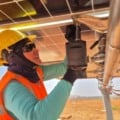 Atividade prática no curso de montagem de placas solares  para usina fotovoltaica que está sendo construída pelo Consórcio Seriema em Paranaíba.