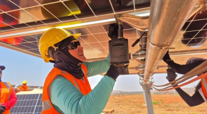 Atividade prática no curso de montagem de placas solares  para usina fotovoltaica que está sendo construída pelo Consórcio Seriema em Paranaíba.