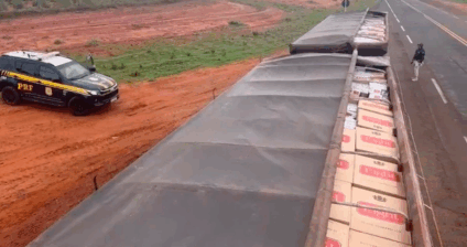 Caixas de cigarro ocultas sob camada de minério em reboque de caminhão Caixas de cigarro ocultas sob camada de minério em reboque de caminhão