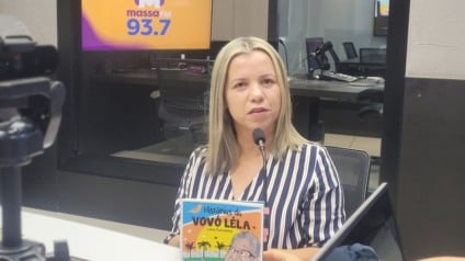 Cristiane de Oliveira Silva, no estúdio da rádio Massa Campo Grande (Foto: Rodrigo Moreira/ Massa CG)