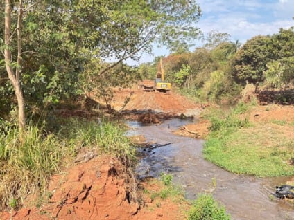 Máquinas da prefeitura em operação dentro da Área de Preservação Permanente na Fazenda Santa Adélia, em Paranaíba. (Foto: MPMS)