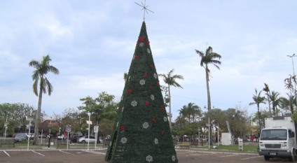Decoração natalina é iniciada e Lagoa Maior terá árvores flutuantes Decoração natalina é iniciada e Lagoa Maior terá árvores flutuantes