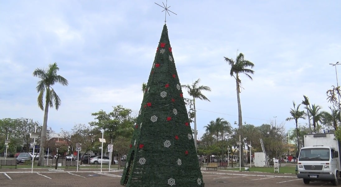 Árvores começam a ser montadas em vários pontos da cidade, inclusive na Praça Ramez Tebet - Foto: Reprodução/TVC HD.