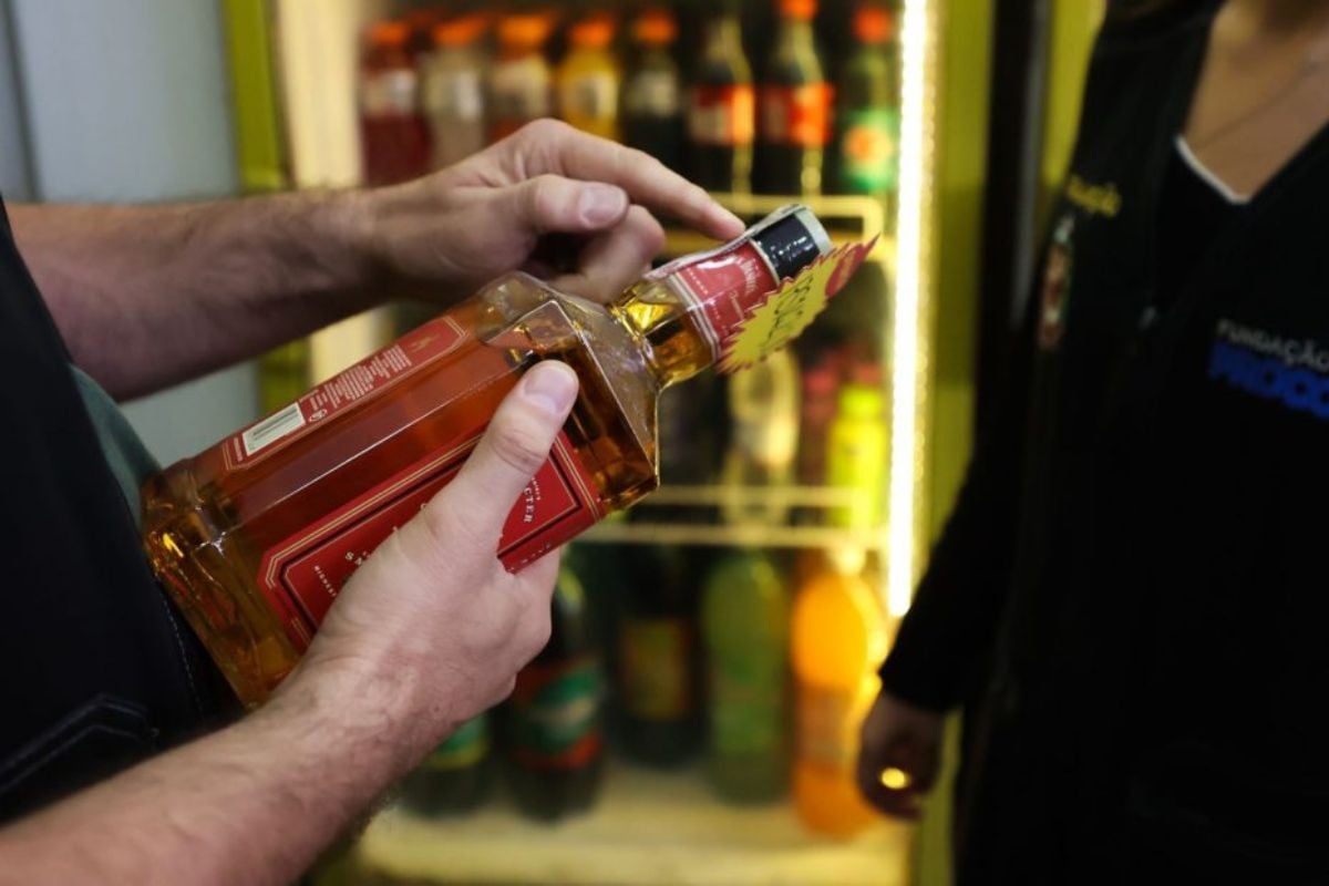 A Coordenadoria Estadual de Vigilância Sanitária divulgou nota orientativa reforçando que os consumidores devem comprar apenas bebidas de marcas conhecidas, com rótulo e lacre originais, evitar produtos a granel ou de origem duvidosa e desconfiar de preços muito abaixo do praticado no mercado. (Divulgação)