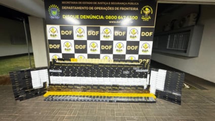 Carreta bitrem com compartimentos ocultos transportava 482 aparelhos de origem estrangeira. (Divulgação/DOF)