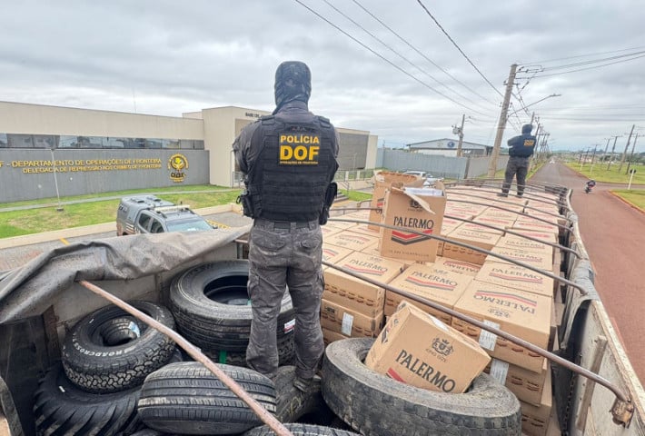 carreta Scania carregada com aproximadamente 22,9 mil pacotes de cigarros de origem estrangeira. (Divulgação/DOF)