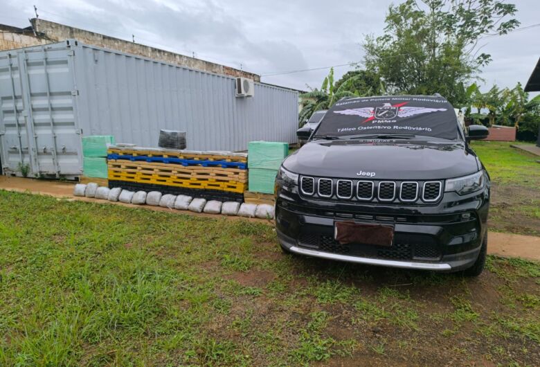 No interior do veículo foram encontrados 453 quilos de maconha, 50 quilos de skunk e 1,1 quilo de haxixe marroquino, mais de meia tonelada de entorpecentes no total. (Divulgação)