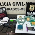 O homem, de 26 anos, foi surpreendido mantendo um depósito com cerca de 1,3kg de crack, 200g de cocaína, 3 balanças de precisão e mais de R$ 2 mil em espécie. (Divulgação/PCMS)