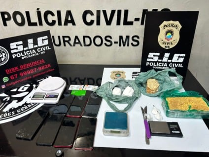O homem, de 26 anos, foi surpreendido mantendo um depósito com cerca de 1,3kg de crack, 200g de cocaína, 3 balanças de precisão e mais de R$ 2 mil em espécie. (Divulgação/PCMS)