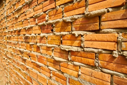 Obra provocou infiltrações e rachaduras em uma residência vizinha - Foto: Reprodução/Freepik-freestockcenter
