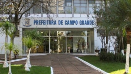 Servidores no Paço Municipal de Campo Grande com relógio marcando 6 horas de jornada Servidores no Paço Municipal de Campo Grande com relógio marcando 6 horas de jornada