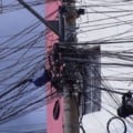 Os fios de internet nos postes da cidade