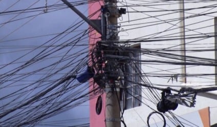 Os fios de internet nos postes da cidade