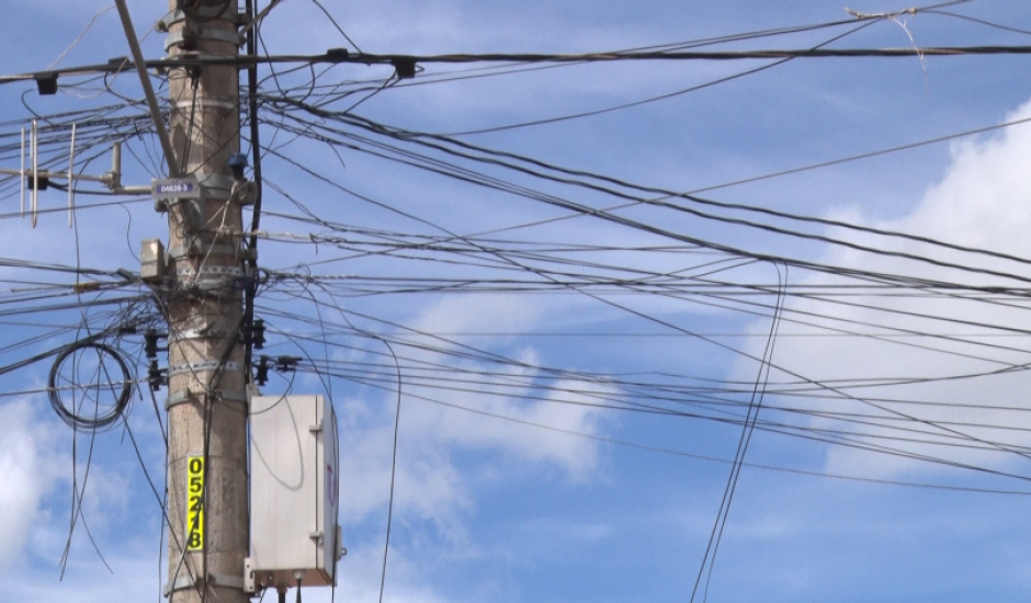 Na Câmara voltou à tona a cobrança sobre as empresas de telefonia e internet para que cumpram a Lei nº 3.838/2021, que determina a retirada de cabos e fios em desuso nos postes - Foto: arquivo/JP