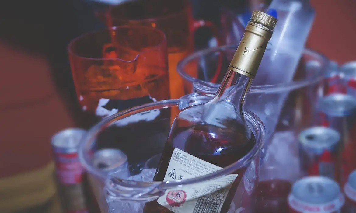 É importante identificar e orientar possíveis contatos que tenham consumido a mesma bebida, recomendando que procurem imediatamente um serviço de saúde para avaliação e tratamento adequado. Foto: Reprodução/Agência Brasil.