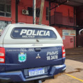 Viatura da PM no hotel e churrascaria onde o homem foi achado morto (Foto: Sidnei Bronka/Ligado Na Notícia)