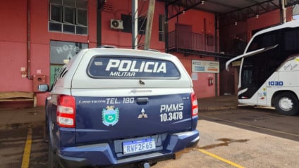 Viatura da PM no hotel e churrascaria onde o homem foi achado morto (Foto: Sidnei Bronka/Ligado Na Notícia) Viatura da PM no hotel e churrascaria onde o homem foi achado morto (Foto: Sidnei Bronka/Ligado Na Notícia)