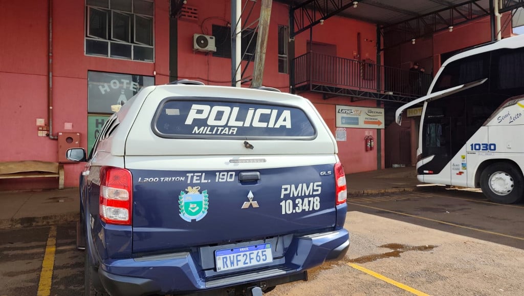 Viatura da PM no hotel e churrascaria onde o homem foi achado morto (Foto: Sidnei Bronka/Ligado Na Notícia)