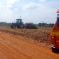 O idoso estava em cima de uma plantadeira, acoplada a um trator, quando foi atacado pelas abelhas, em um sítio na região de Fátima do Sul. (Foto: Jornal MS News)